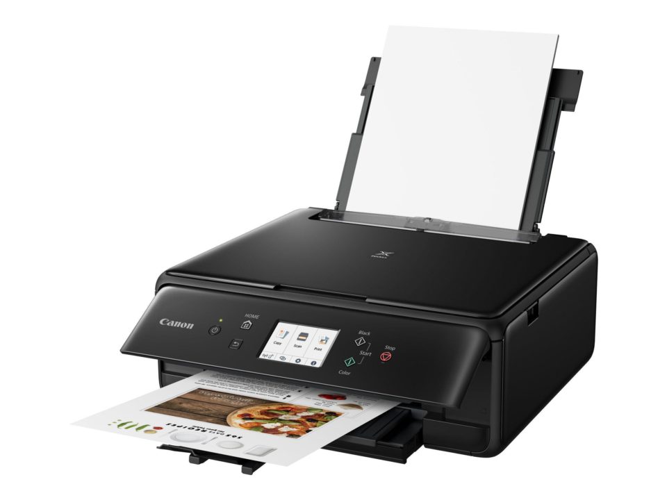 Klappen med kontrolpanelet skal slås ud for, at der bliver plads til, at printeren kan spytte udskrifter ud.