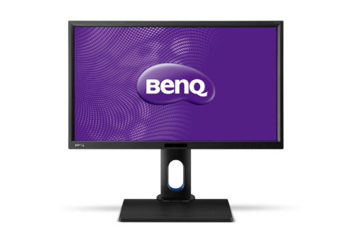 BenQ BL2420PL har en solid fod, der kan justeres i højden. Skærmen kan endda vippes på højkant.